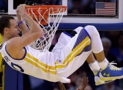 开云在线直播-意甲焦点战之夜，布克个人能力完全展现，改写比赛走向