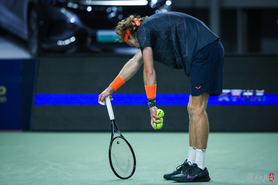 世界网球队完胜日本网球队，费德勒绝境逆转的简单介绍