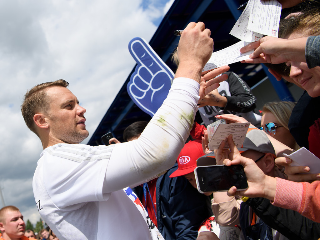 包含维罗纳球员赛后与球迷互动，展现团队精神的词条