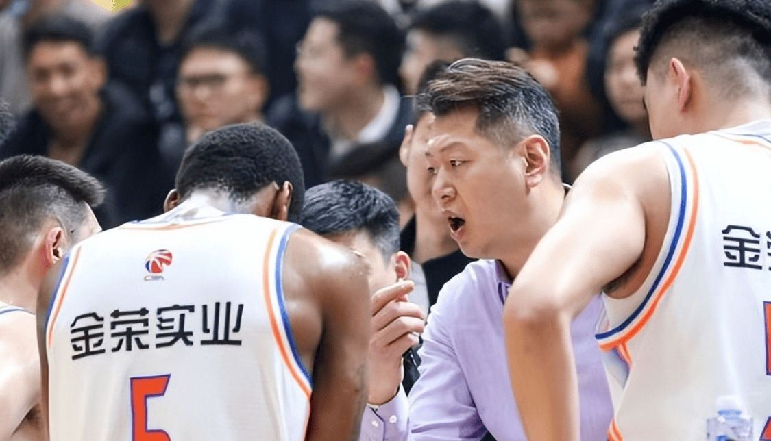 包含球队换帅风波，新教练上任备战落地的词条