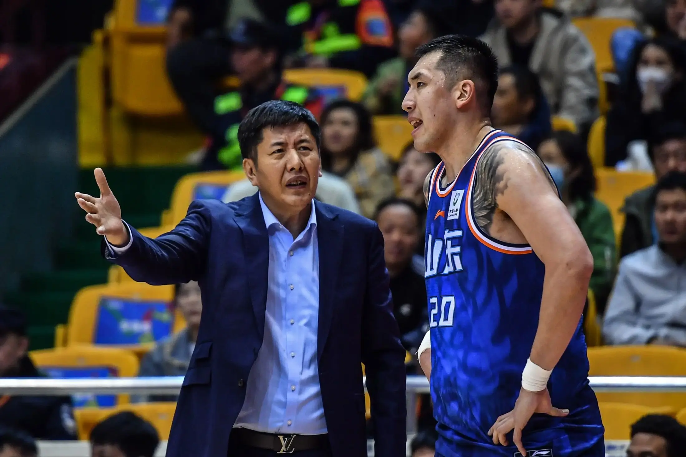 包含球队换帅风波，新教练上任备战落地的词条