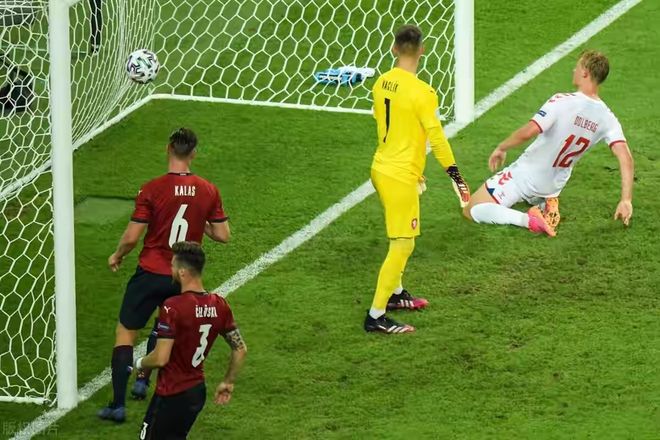 捷克惊险淘汰乌克兰挺进欧足联四强