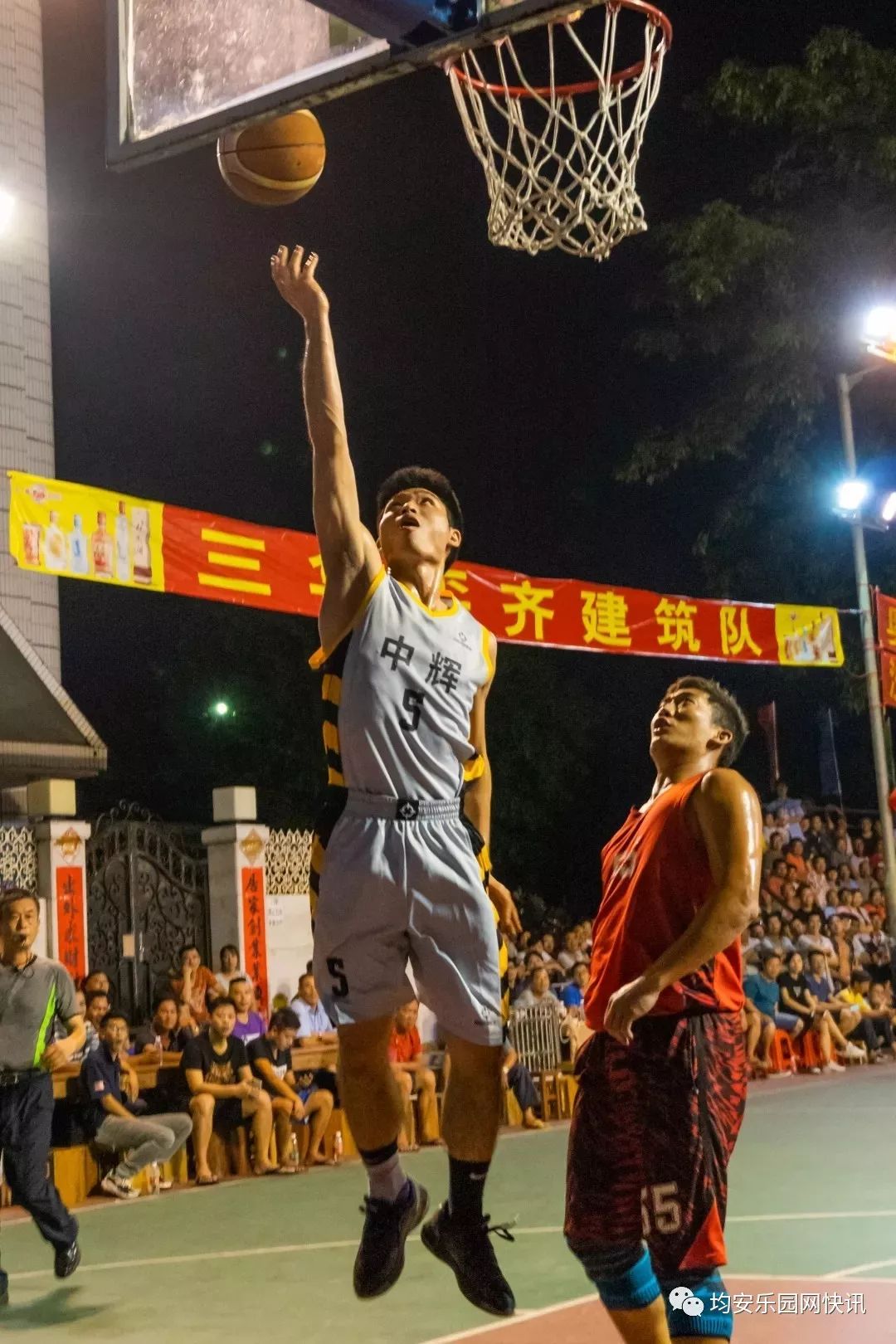 包含强者对决势如火焰，球场激战连连的词条