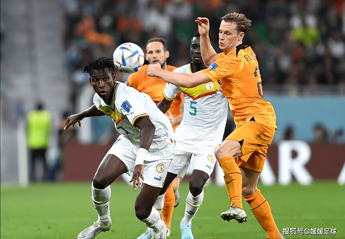 墨西哥足球明星荣膺国际大奖，成为焦点人物