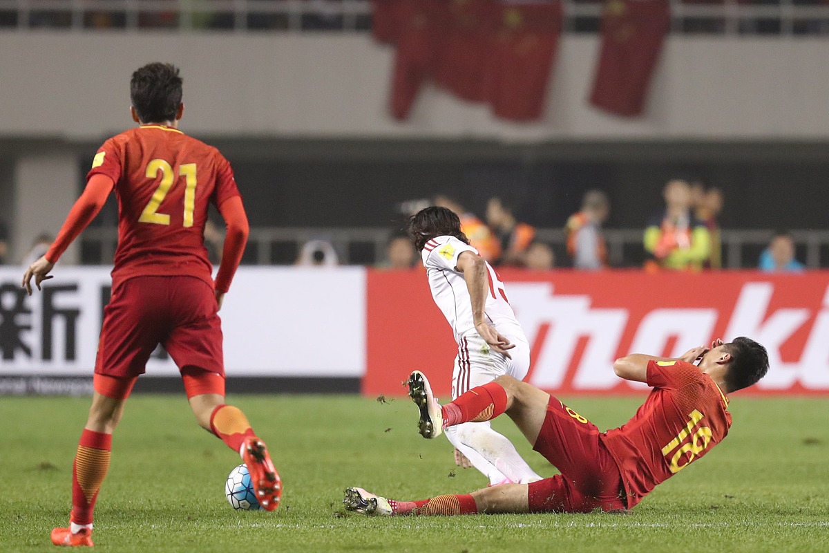 火爆足球赛场上球员拼尽全力争夺胜利