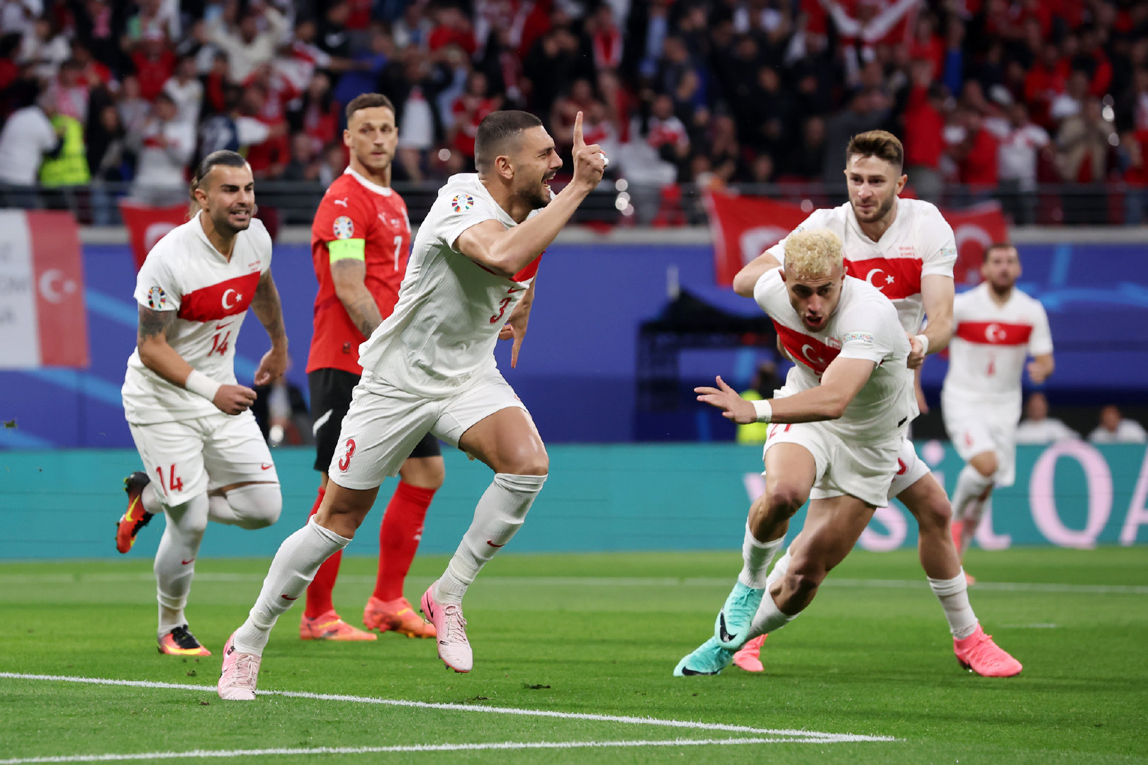 小国球队闯入欧州杯四强，成为黑马