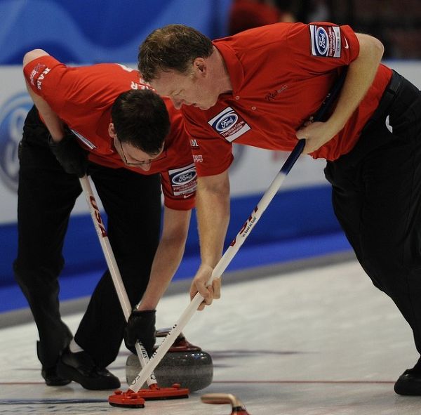加拿大冰壶队首次夺得奖牌，赢得全场喝彩