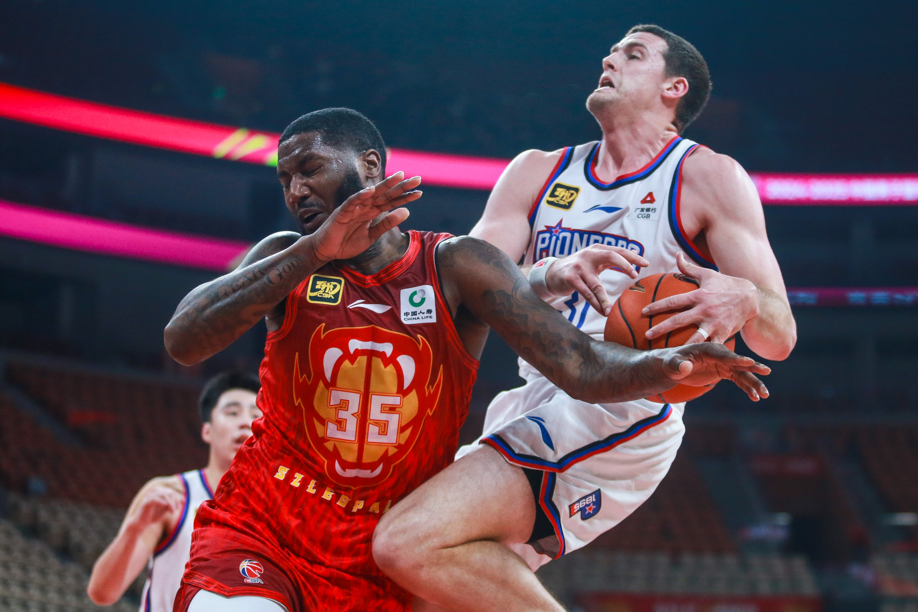 深圳队客场大胜，取得开门红，球员表现出色的简单介绍