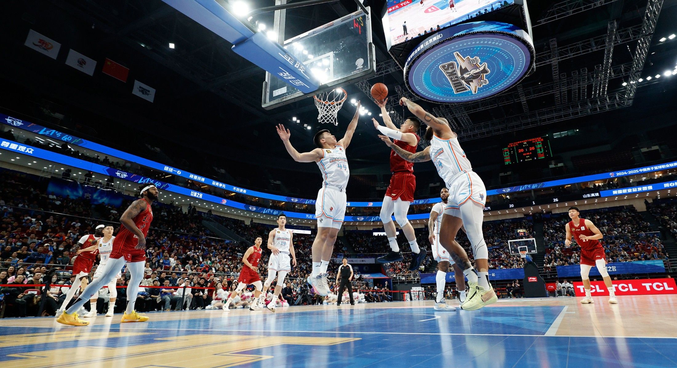 包含赛场上的较量激烈异常，球员尽展绝技的词条