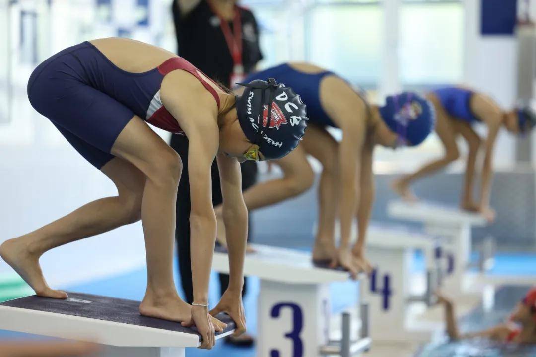 游泳比赛中选手全力以赴冲刺终点