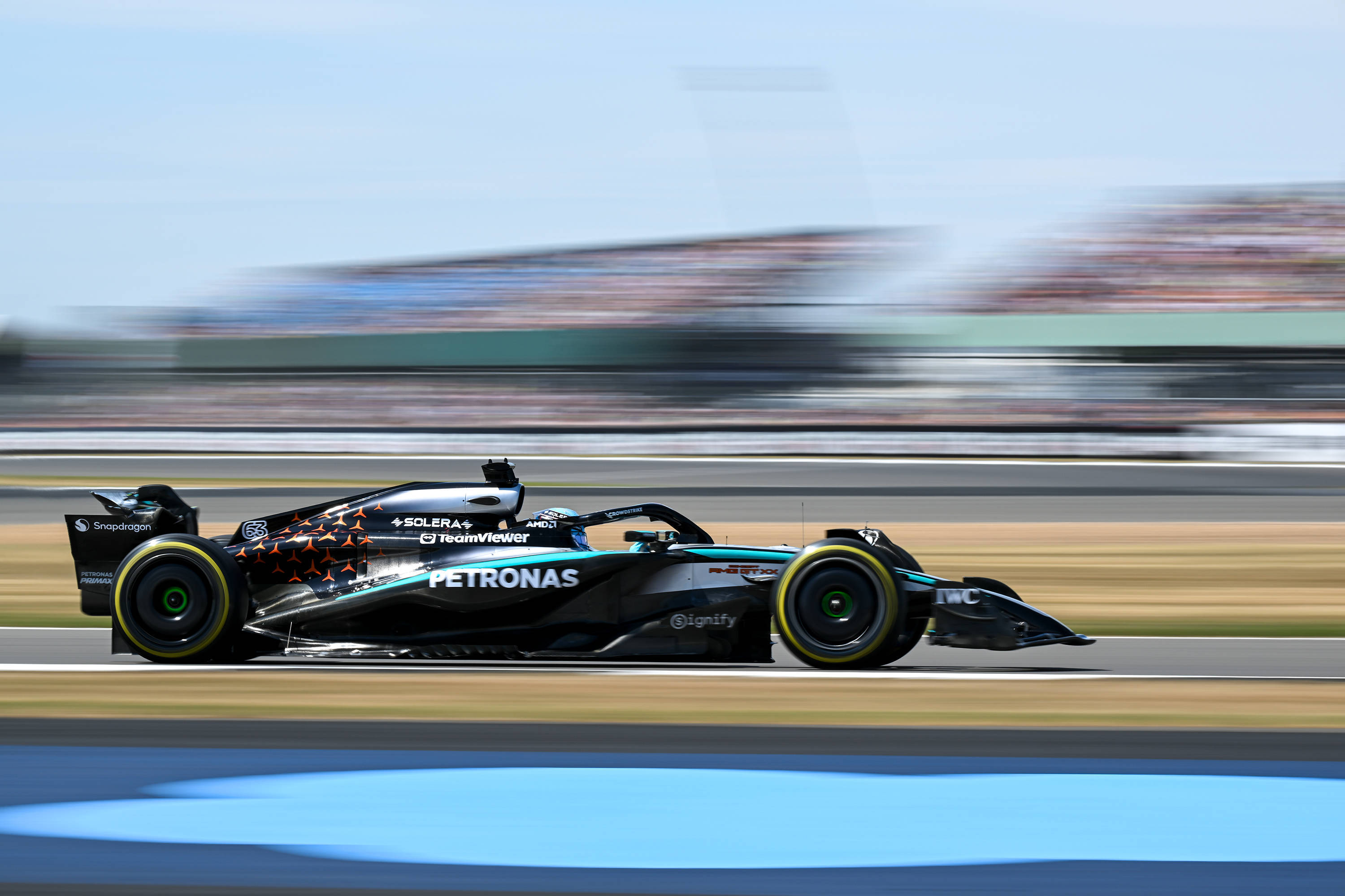 梅赛德斯碾压迈凯伦，汉密尔顿惊艳四座的简单介绍