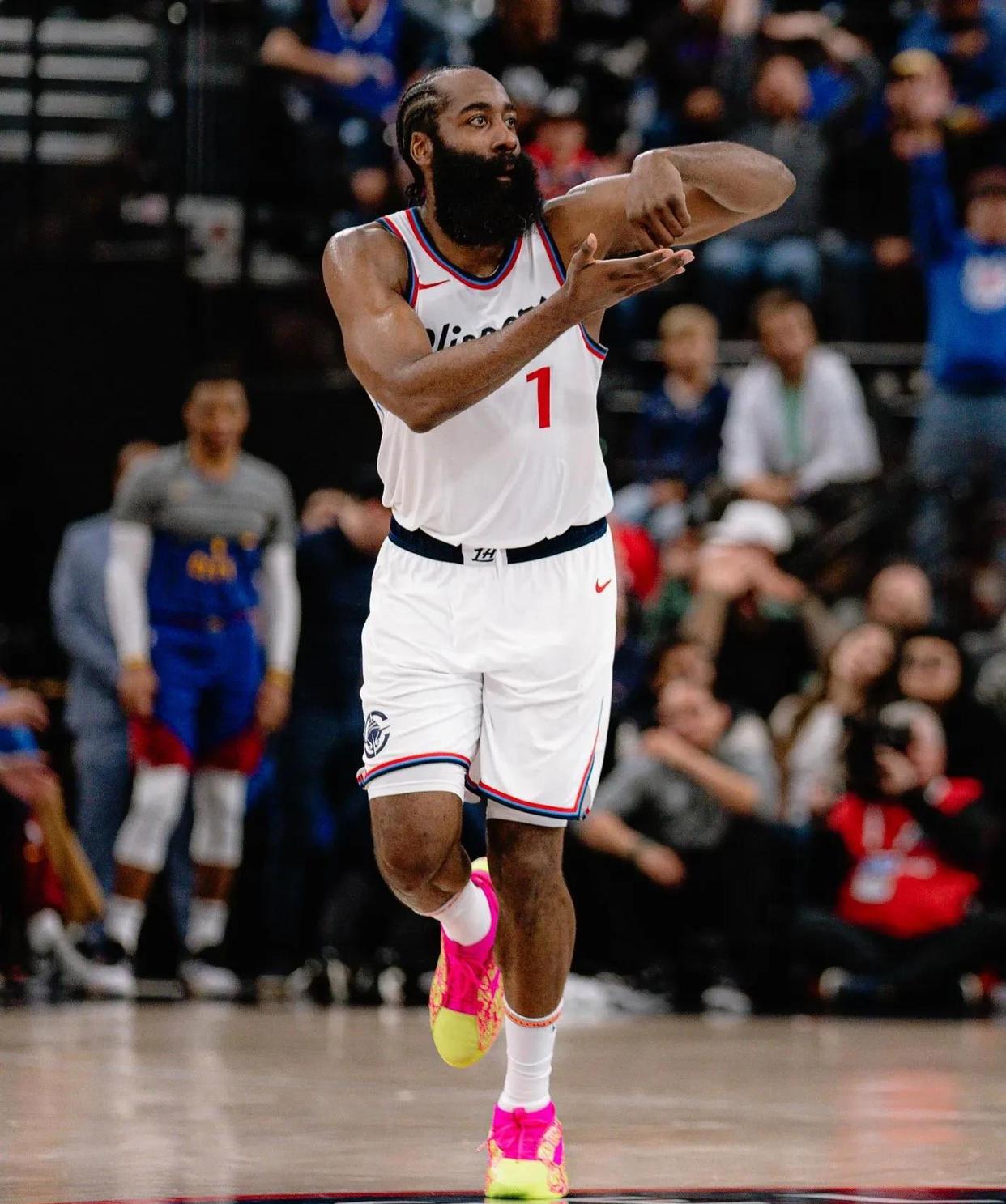 关于篮网B队鏖战76人，艾顿关键制胜的信息