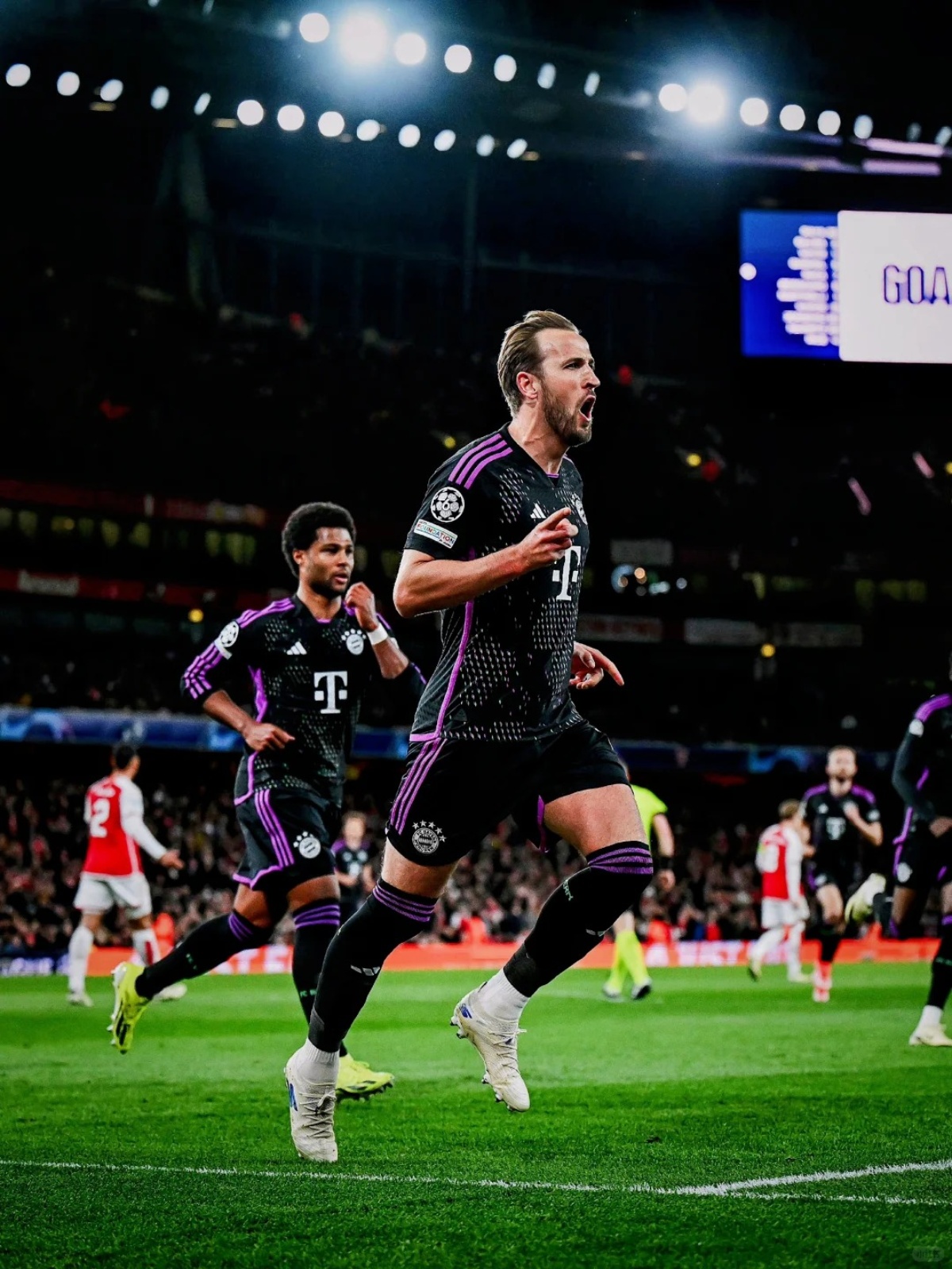 包含拜仁爆冷意大利，范佩西三分雨点燃全场的词条