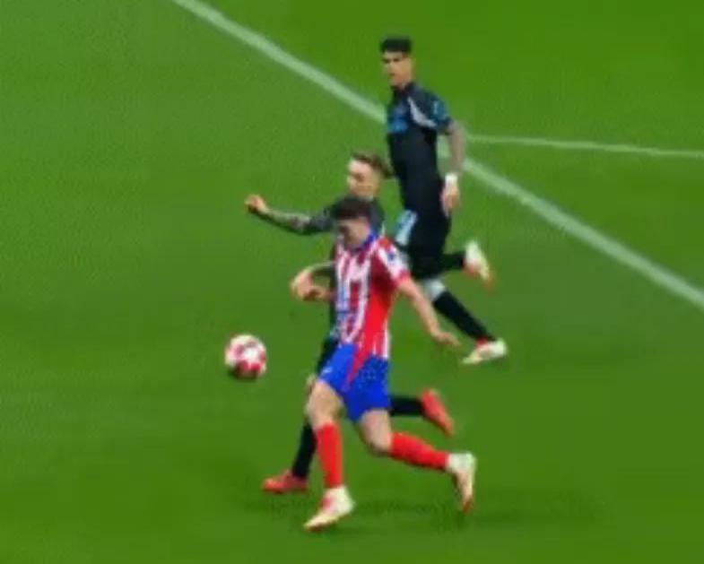 关于多特蒙德险胜勒沃库森，阿尔瓦雷斯统治全场的信息