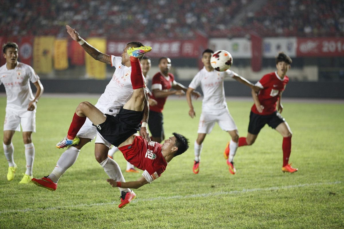 足球比赛场面绝对刺激,双方激烈对决,现场掌声连连的简单介绍 足球比赛场面绝对刺激,双方激烈对决,现场掌声连连的简单介绍