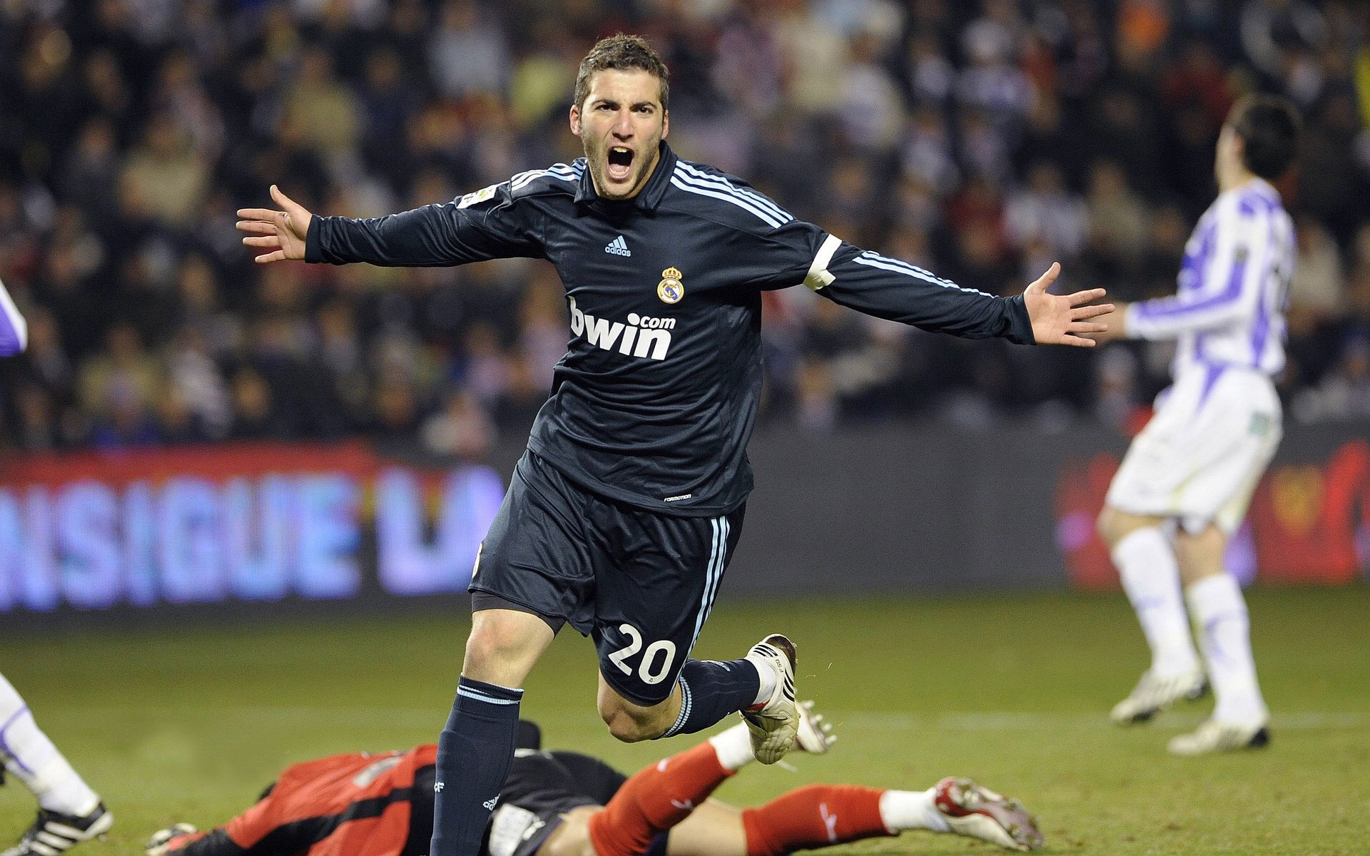 绿军铁骑碾碎篮网，克莱神迹映照生涯之夜