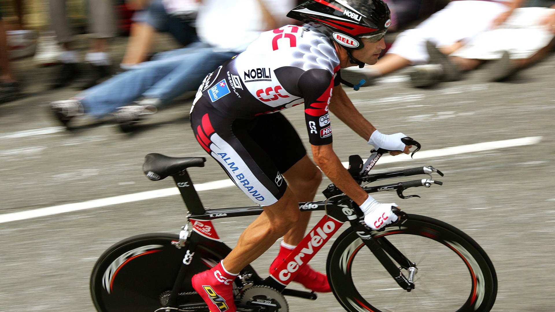 赛道上的红与黑，红牛横扫哈斯，塞恩斯状态火热点燃赛季